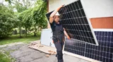 „Češi vytrhávají solární panely ze střech,“ tvrdí média (2026): Ve skutečnosti si posílají elektřinu z&nbsp;chalupy do bytu