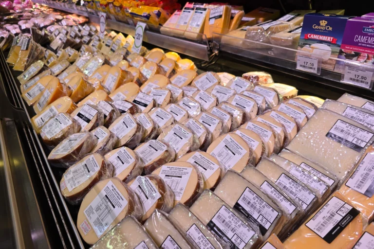 Nejhorší sýr ze supermarketu 2026: Zadní strana balení „taveňáků“ ukáže, že se sýrem nemají moc společného