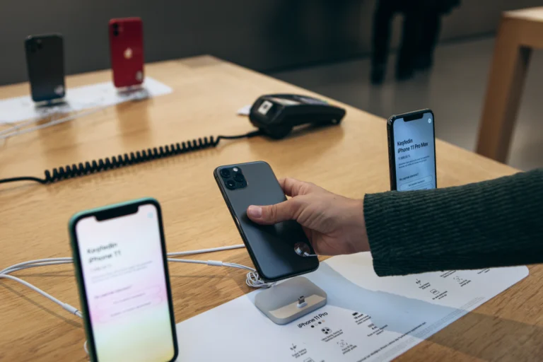 Nejlepší mobily do 7&nbsp;000&nbsp;Kč&nbsp;(srpen 2026): Vítězí Redmi Note 15 Pro, Motorola boduje výdrží přes 67 hodin