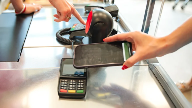 Dýško 20&nbsp;%&nbsp;na terminálu? Tip-flation se z&nbsp;USA stěhuje i&nbsp;k&nbsp;nám, Čechům se novinka při placení nelíbí