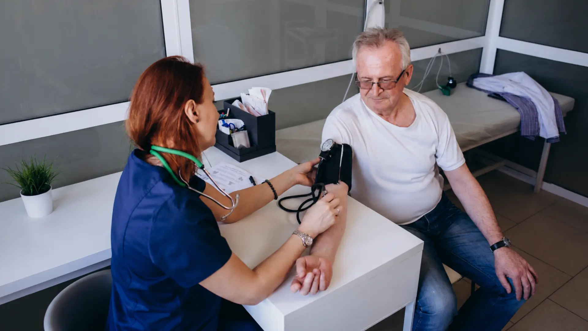 Jak správně změřit krevní tlak? Expert přišel s&nbsp;odpovědí, překřížené nohy, káva a&nbsp;další 3 chyby zničí výsledky