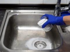Zapomeňte na chemii: V&nbsp;roce 2026 zkuste uvolnit odpad trikem se sodou a&nbsp;octem. Znaly to i&nbsp;naše babičky
