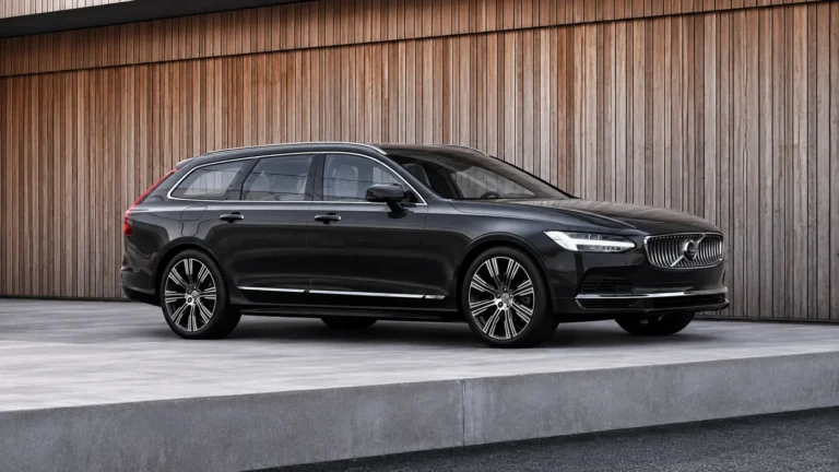 Před rokem za 2,1 milionu, dnes je na polovině: Luxusní Volvo V90&nbsp;T6 teď stojí stejně jako Superb