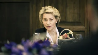 „Každý by měl mít doma hotovost,“ zní z&nbsp;EU (2026). Brusel připravuje i&nbsp;Čechy na krizi, terminály nemusí fungovat