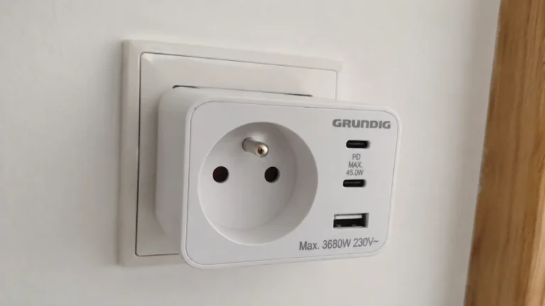 Zásuvkový adaptér z&nbsp;Actionu za 219&nbsp;Kč: Přidá tři USB porty a&nbsp;45W nabíjení, porovnali jsme ho se 4 konkurenty