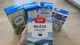 Velké srovnání 14 polotučných mlék ze supermarketů 2026: Vede Tesco za 8,90&nbsp;Kč, Madeta a&nbsp;Meggle cenu neobhájily