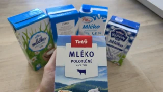 Velké srovnání 14 polotučných mlék ze supermarketů 2026: Vede Tesco za 8,90&nbsp;Kč, Madeta a&nbsp;Meggle cenu neobhájily