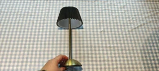 Bezdrátová stolní lampa z&nbsp;Actionu za 100&nbsp;Kč: Atmosféra jako v&nbsp;luxusní restauraci (Recenze a&nbsp;test)