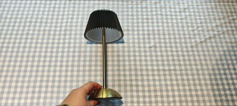 Bezdrátová stolní lampa z&nbsp;Actionu za 100&nbsp;Kč: Atmosféra jako v&nbsp;luxusní restauraci (Recenze a&nbsp;test)