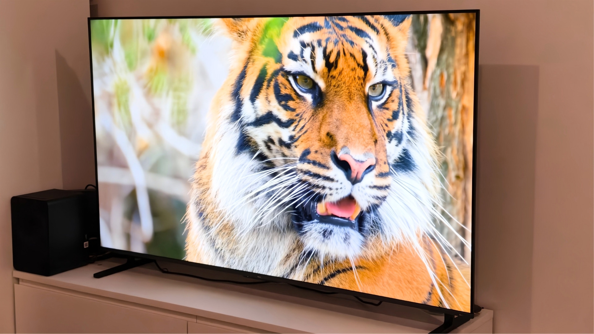 Vyzkoušel jsem Mini LED televizi Haier H65M92FUX: Výrazný upscaling doplňují výkonné reproduktory (Recenze a&nbsp;test)