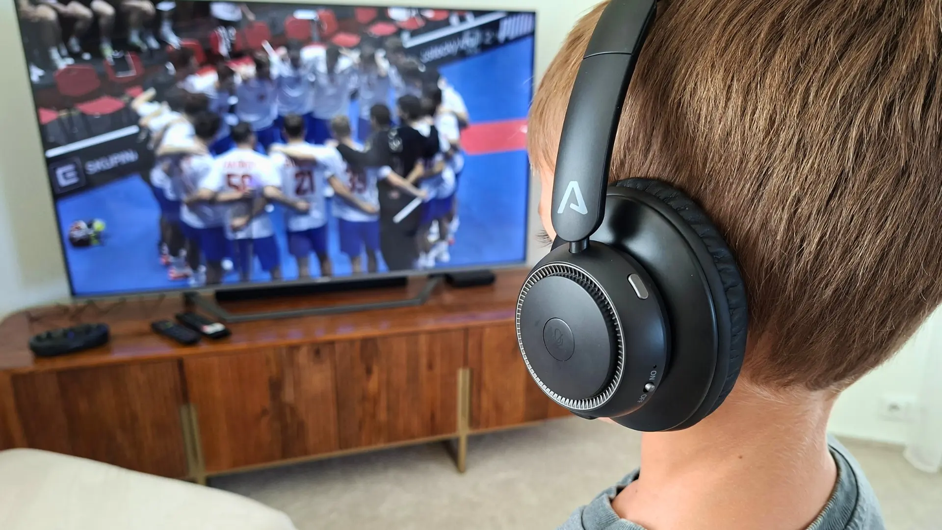 Test televizních sluchátek LAMAX Cinetune1&nbsp;TV: Pohodlný a&nbsp;lehký model pro dospělé, který sedí na hlavě i&nbsp;dětem