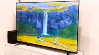 3 týdny jsem testoval televizi Sencor SLE 65TQU770B: Láká na plynulý systém v&nbsp;nejnižší cenovce (Recenze)
