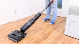 Roborock F25 ACE Combo (Test): Kombinuje vysavač i&nbsp;mop, v&nbsp;ruce ho skoro neucítíte
