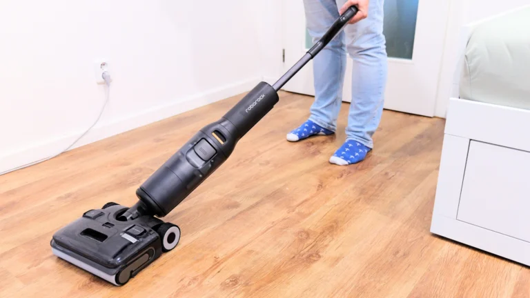 Roborock F25 ACE Combo (Test): Kombinuje vysavač i&nbsp;mop, v&nbsp;ruce ho skoro neucítíte