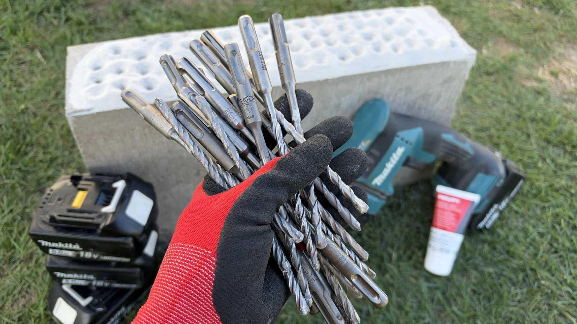 Otestovala jsem 16 vrtáků SDS plus (Test 2026): Hilti vedlo mezi čtyřbřitými, dvoubřitým kraluje jiná značka