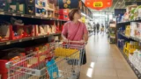 Kvíz: Odhalíte 10 triků supermarketů, které vás nutí utratit víc? Velké vozíky ani chybějící okna nejsou náhoda