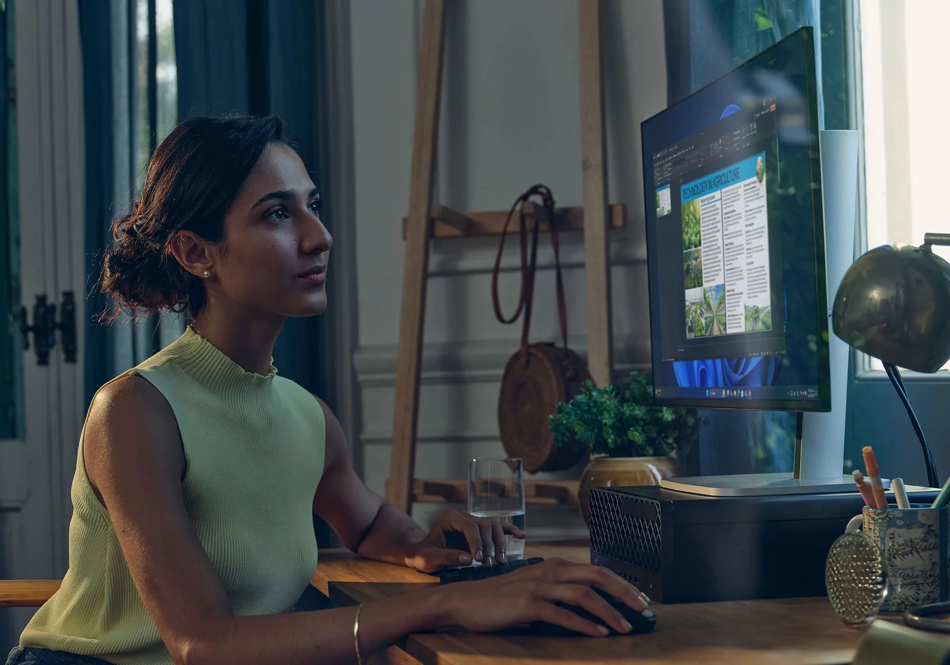 HP ProDesk 4 SFF G1i AI na pracovním stole pod monitorem