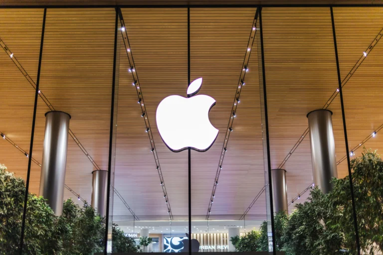 Apple ukázal první skládací iPhone: Duo láme cenové rekordy značky, v&nbsp;Česku za něj dáte skoro 91&nbsp;000&nbsp;Kč