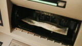 Cash trapping u&nbsp;bankomatů (2026): Peníze se strhnou z&nbsp;účtu, ven ale nevyjedou. Odejít je ta nejhorší možnost