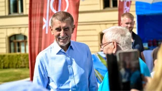 Dárek před volbami, nebo nutnost? Důchodcům má přijít 2&nbsp;000&nbsp;Kč&nbsp;navíc, vláda v&nbsp;tom nevidí problém