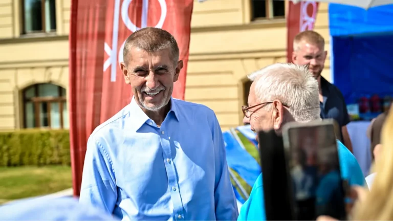 Dárek před volbami, nebo nutnost? Důchodcům má přijít 2&nbsp;000&nbsp;Kč&nbsp;navíc, vláda v&nbsp;tom nevidí problém