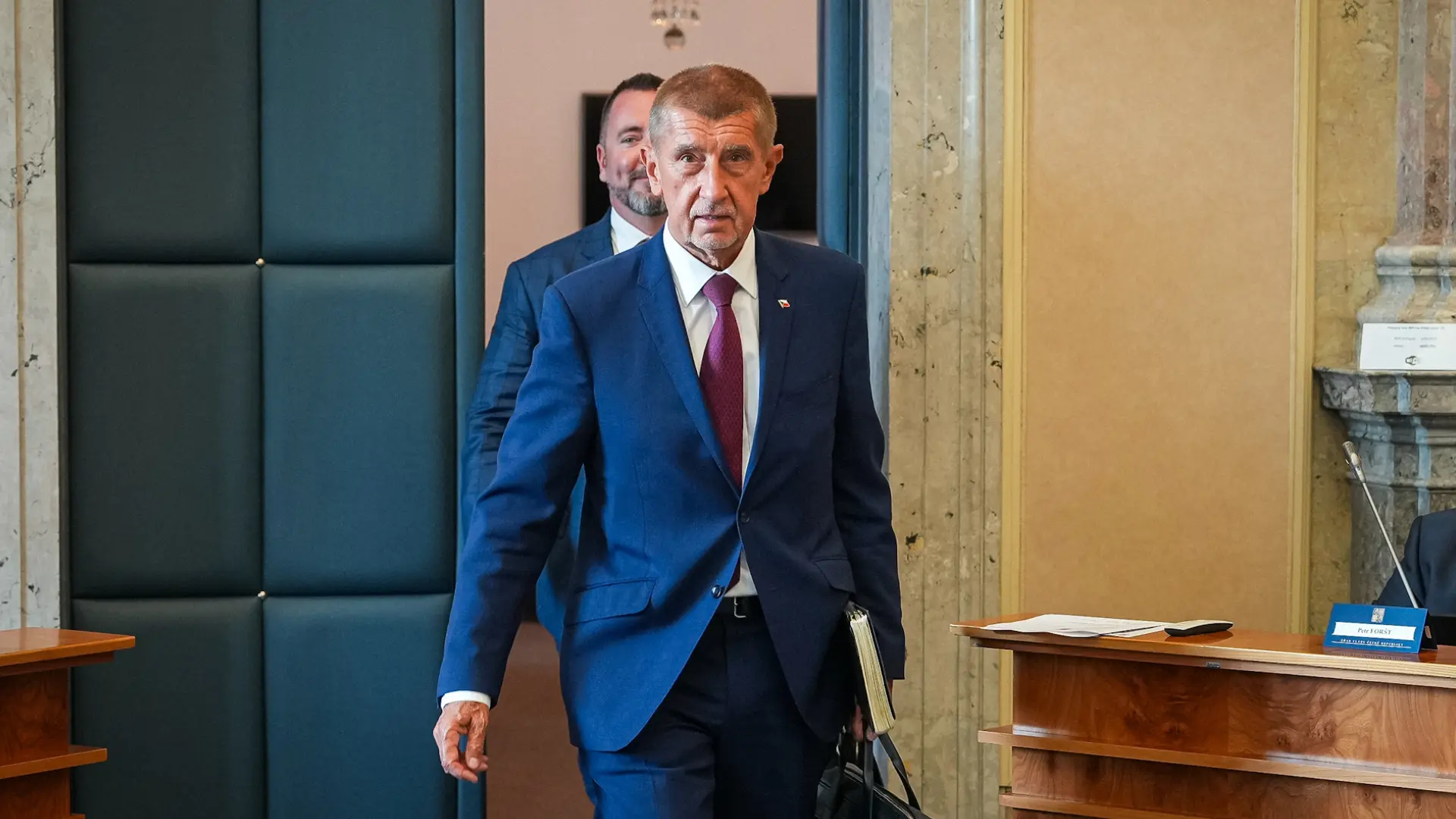 Každý desátý úředník přijde o&nbsp;místo? Babišovy plánované škrty se týkají i&nbsp;úřadů, které zná každý Čech. Jak se nás to dotkne?