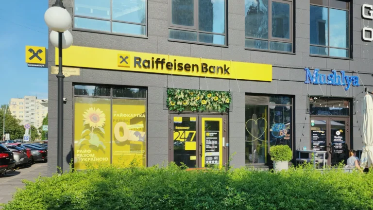 Equa bank tiše zmizela (2026): Účty přešly pod Raiffeisenbank, část klientů si přesto připlatí 600&nbsp;Kč&nbsp;ročně