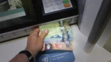Do bankomatů dorazily pětitisícovky (2026): Speciální sérii od ČNB ale seženete jen na 4 místech v&nbsp;Česku