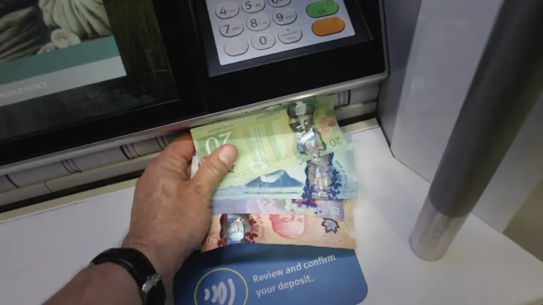 Do bankomatů dorazily pětitisícovky (2026): Speciální sérii od ČNB ale seženete jen na 4 místech v&nbsp;Česku