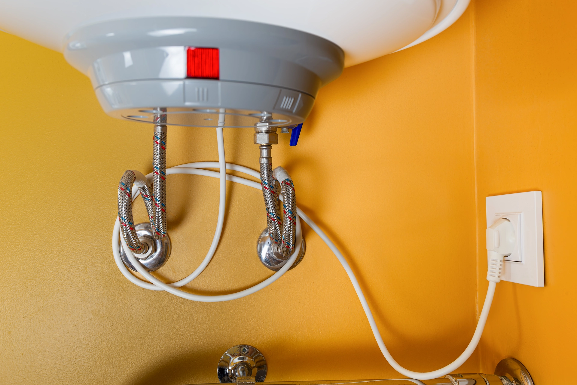 Přípojky a ventily pod nástěnným elektrickým bojlerem