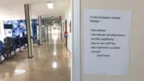 Kdo zaklepe, nebude ošetřen: Cedule z&nbsp;ambulance rozdělila Čechy, ze zákona to lékař udělat nesmí
