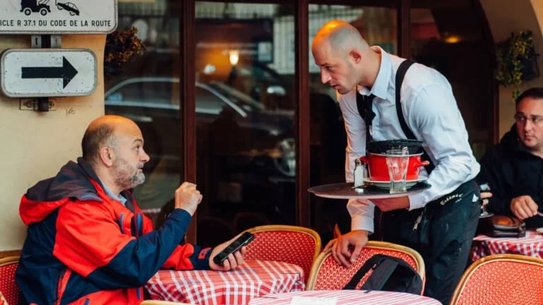 Restaurace zavádějí časové limity u&nbsp;stolu (2026): Po 60 minutách vás požádají o&nbsp;uvolnění místa