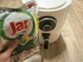 Jak jsem si zničila fritézu: Zkusila jsem trik z&nbsp;TikToku, tableta do myčky s&nbsp;mastnotou pomohla, sloupla ale i&nbsp;materiál