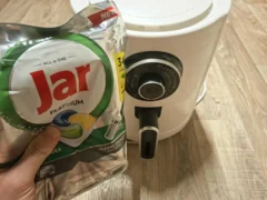 Jak jsem si zničila fritézu: Zkusila jsem trik z&nbsp;TikToku, tableta do myčky s&nbsp;mastnotou pomohla, sloupla ale i&nbsp;materiál