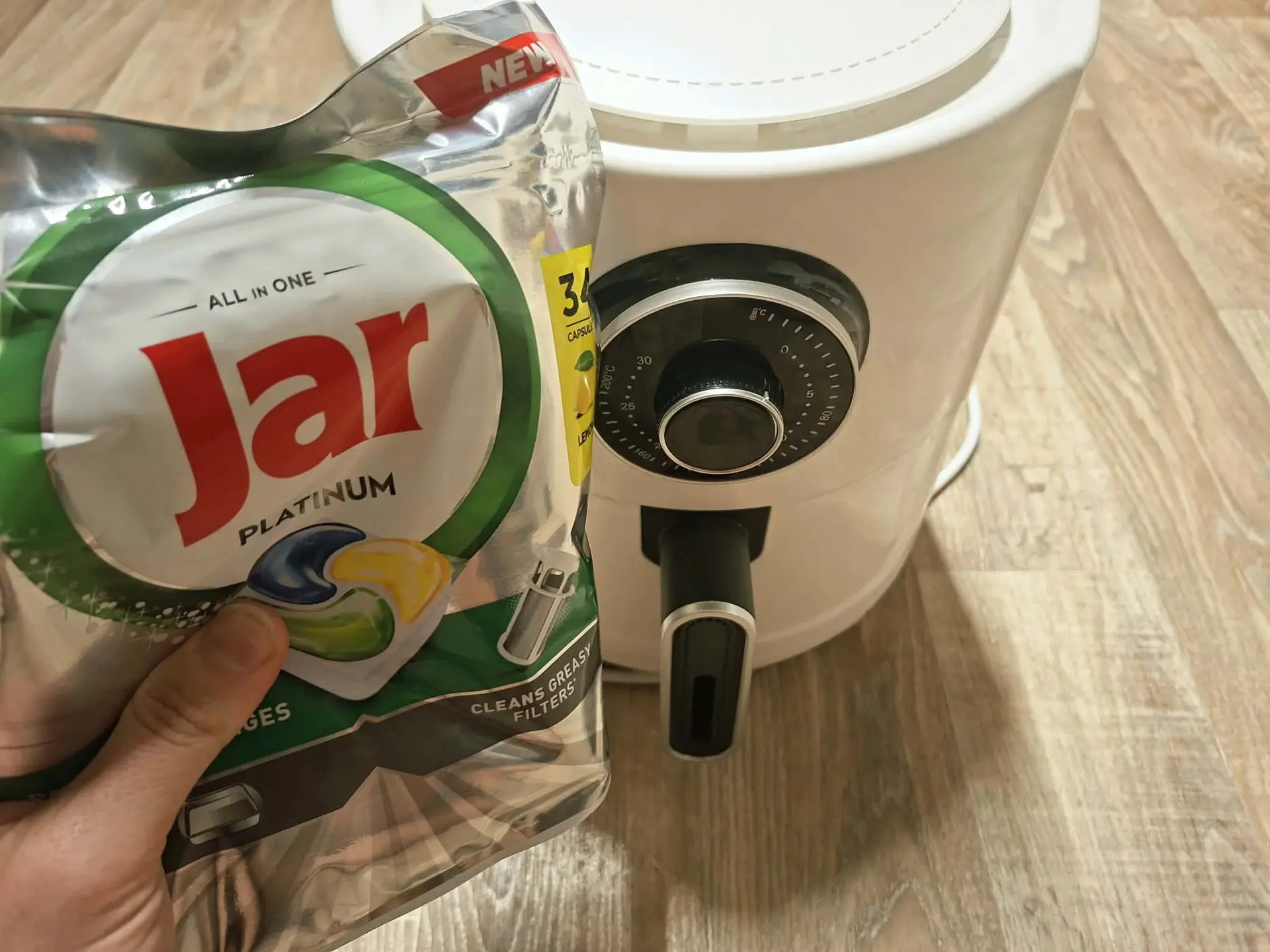 Jak jsem si zničila fritézu: Zkusila jsem trik z&nbsp;TikToku, tableta do myčky s&nbsp;mastnotou pomohla, sloupla ale i&nbsp;materiál