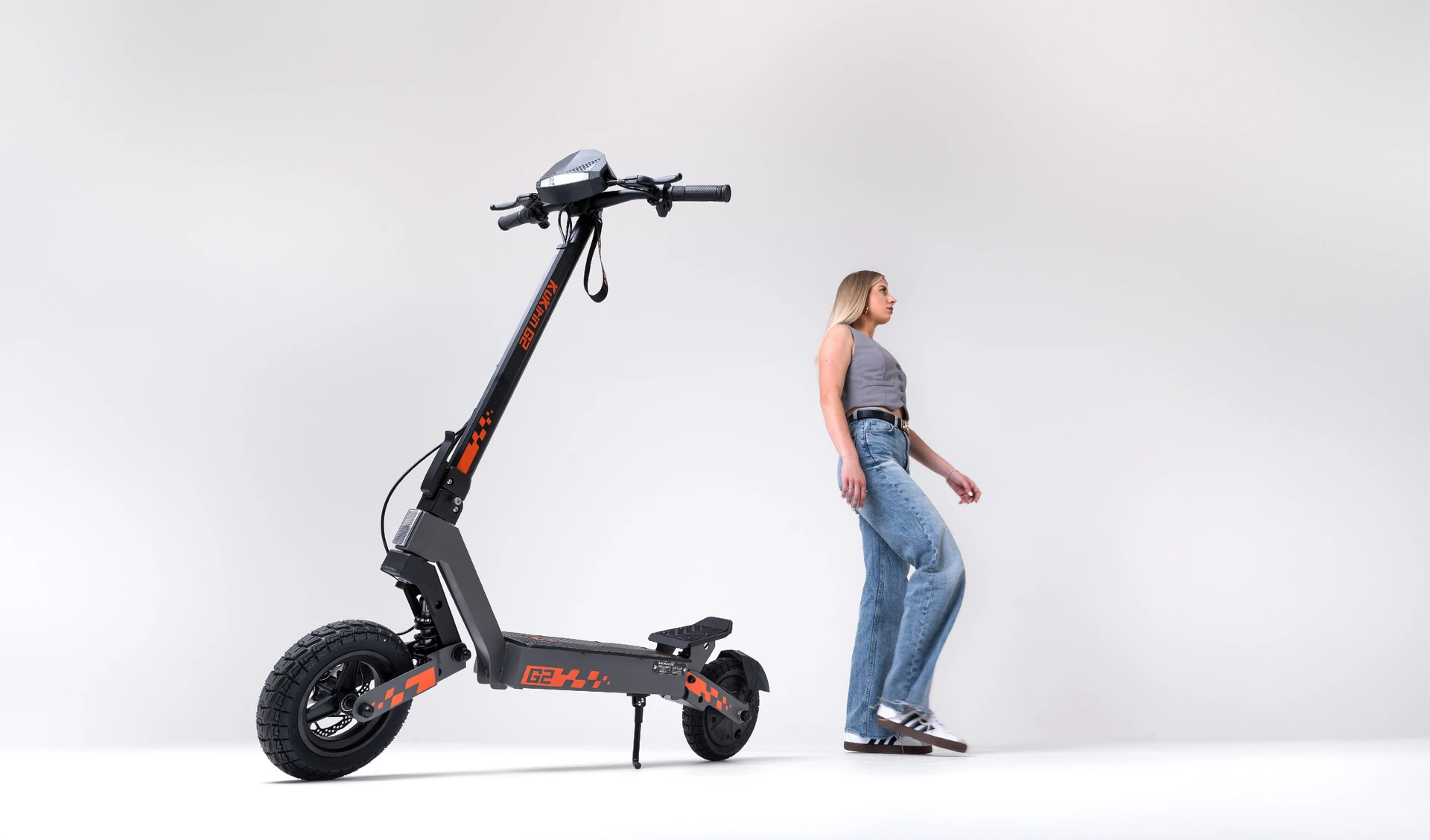 Elektrokoloběžka Kugoo Kirin G2 vedle dospělé jezdkyně