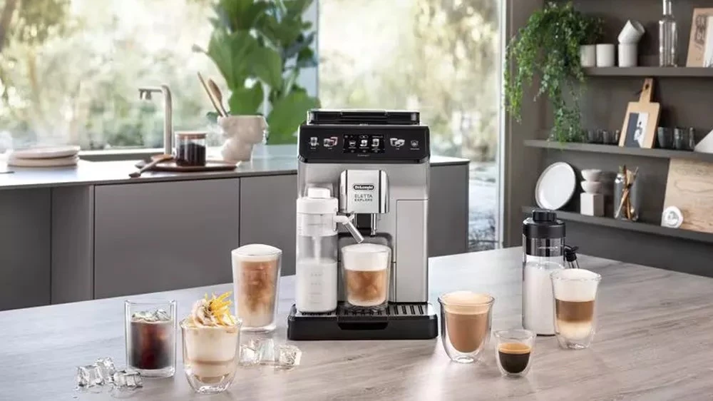 DeLonghi Eletta Explore na kuchyňské lince s nápoji