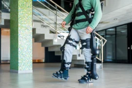 Exoskelety pro turisty dorazily do Česka (2026): Motory pomáhají s&nbsp;chůzí do kopce, cena startuje na 22&nbsp;000&nbsp;Kč
