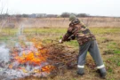 Češi se bojí pokut za pálení klestí. Ověřili jsme varování z&nbsp;internetu, od roku 2025 zahrádkáři nesmějí pálit kvůli úklidu