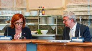 Vyšší daně navzdory slibu? Vláda kvůli schodku 389 miliard zvažuje změny u&nbsp;dividend, bytů i&nbsp;hazardu