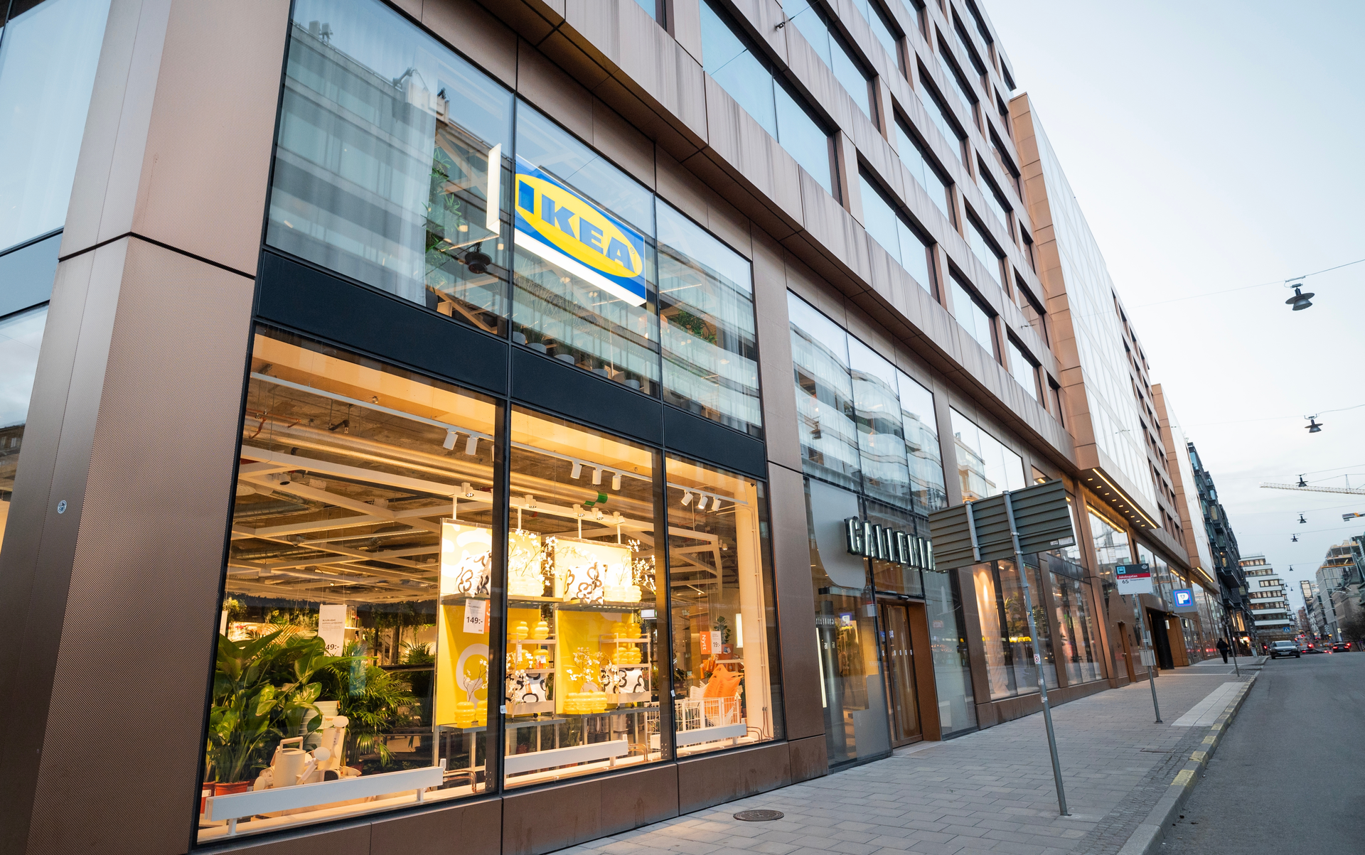Menší městská prodejna IKEA ve výloze v centru města