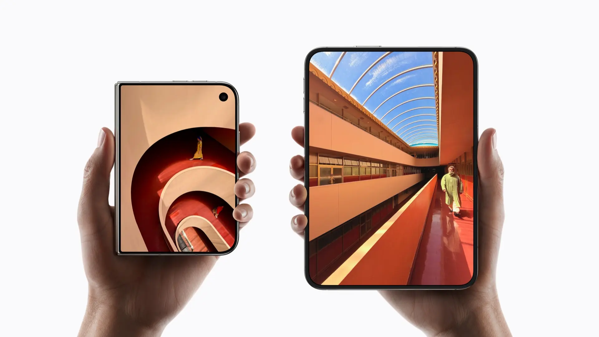 Složený a rozevřený iPhone Duo vedle sebe