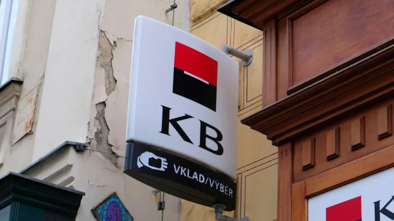 Komerční banka dává dětem k&nbsp;novému účtu náramek za 1&nbsp;600&nbsp;Kč: K&nbsp;tomu přihodí pětistovku jako bonus