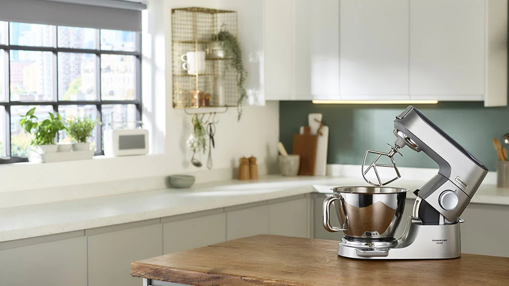Kenwood Titanium Chef Baker na pracovní desce v kuchyni