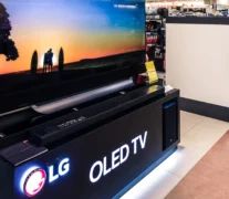 Levná vs. drahá televize v&nbsp;roce 2026: Srovnal jsem moderní TCL 55P7K vs. 4x dražší model od LG