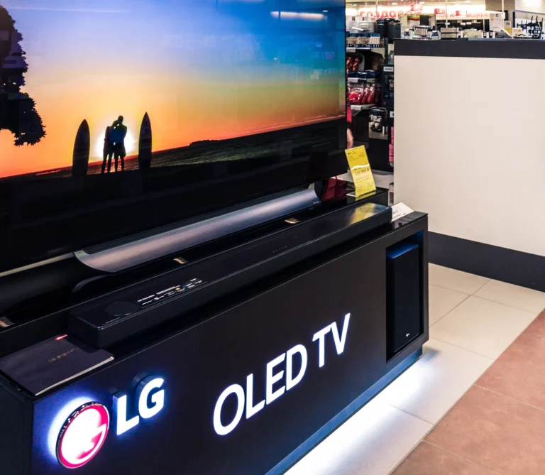 Levná vs. drahá televize v&nbsp;roce 2026: Srovnal jsem moderní TCL 55P7K vs. 4x dražší model od LG