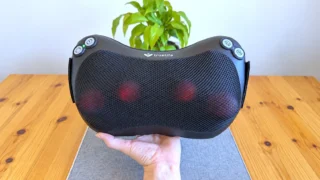 Vyzkoušela jsem masážní polštář TrueLife RelaxBack B3 Charge: Uleví zádům i&nbsp;nohám, funguje bezdrátově, ale dlouho se nabíjí