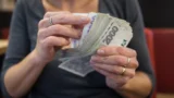 Nejlépe placená povolání v&nbsp;ČR (2026): Přes 100&nbsp;000&nbsp;Kč&nbsp;měsíčně bere necelých 6&nbsp;%&nbsp;Čechů, mezi nimi piloti i&nbsp;právníci