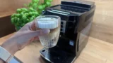 3 nejlepší automatické kávovary (2026): Zazářil DeLonghi za 6&nbsp;700&nbsp;Kč&nbsp;i&nbsp;Philips s&nbsp;mléčným systémem