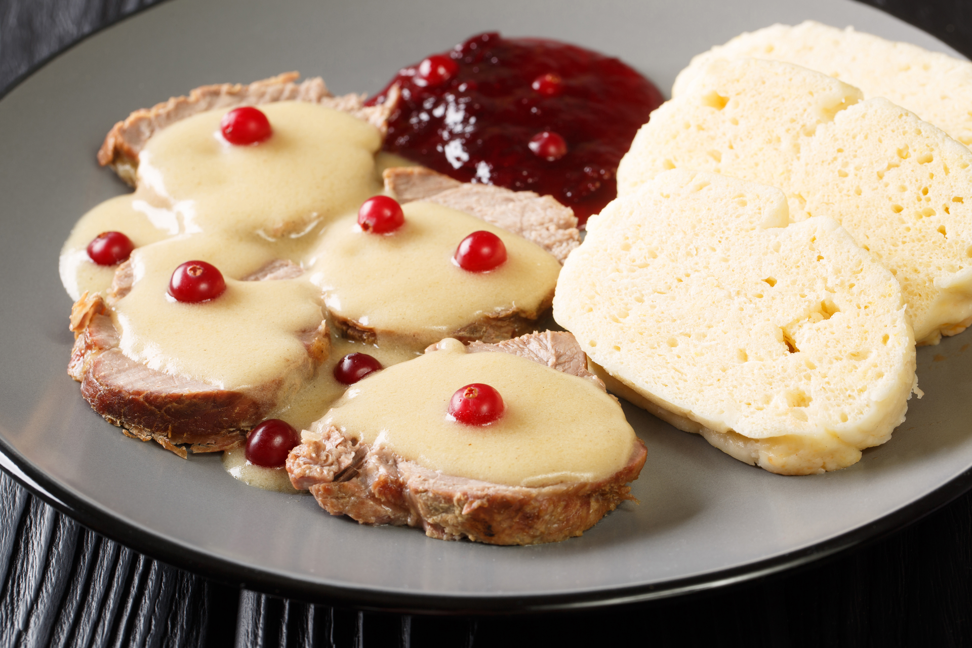Talíř svíčkové na smetaně s houskovým knedlíkem a brusinkami.